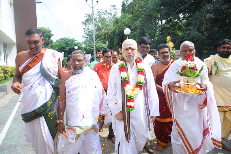 Sri Mulugu Ramalingeshwara Varaprasad Siddhanti was honoured with Jyotishyasastra Vignana Visharadha at Tummalapalli Kalakshetram, Vijayawada (36)